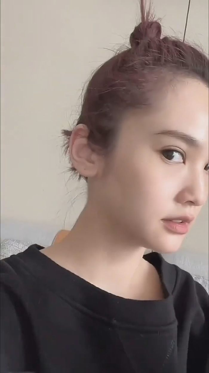 Rainie Yang Signature Bun step 4.5